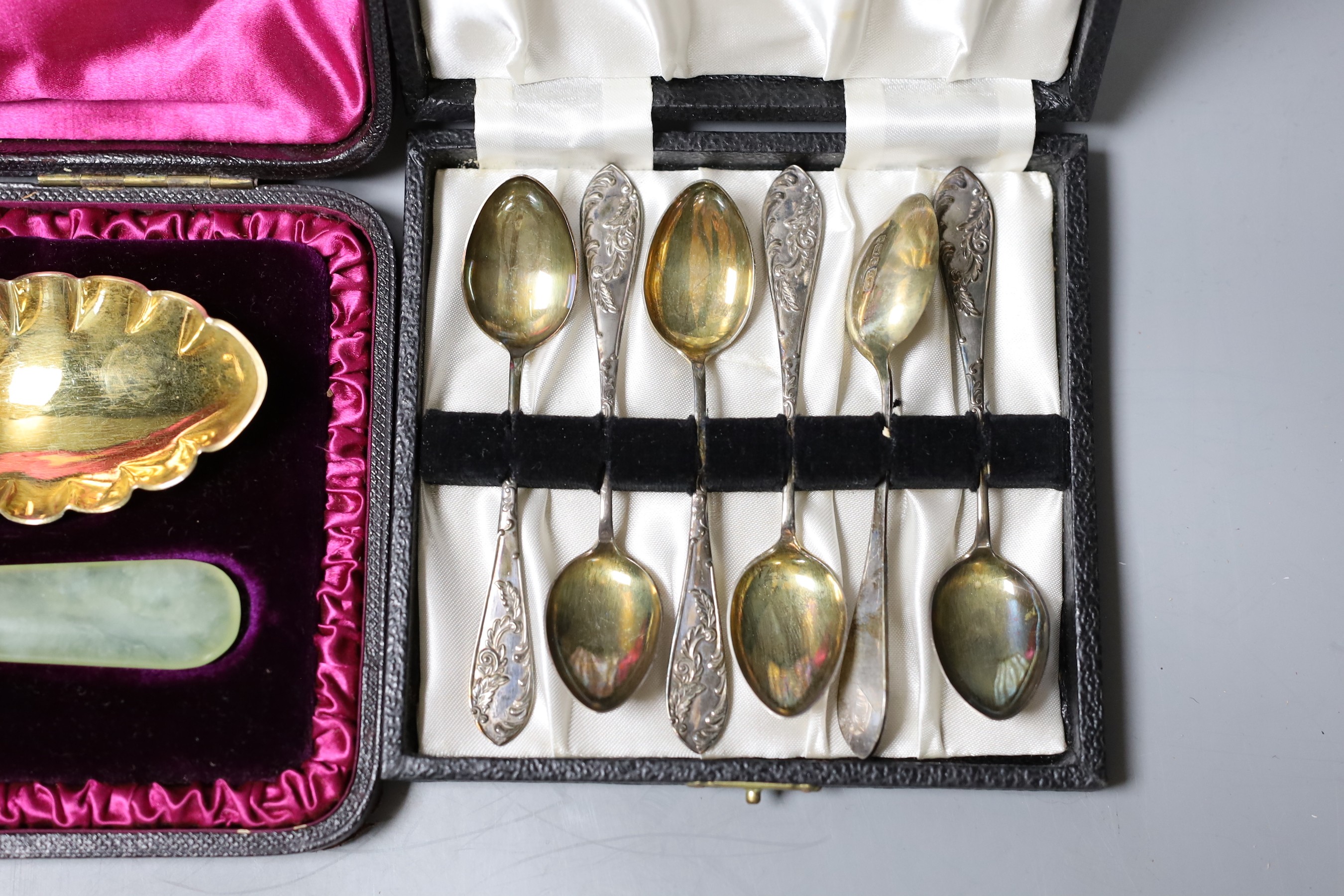 A cased pair of Victorian bowenite handled silver serving spoons, Edinburgh, 1888 and a cased set of six silver teaspoons.